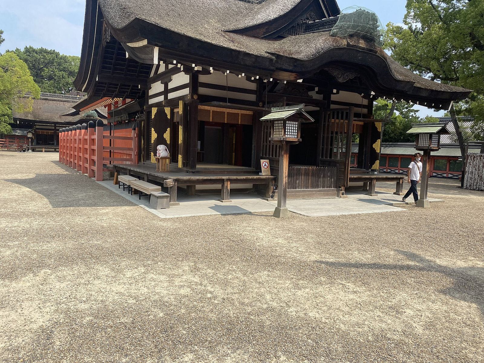 A calm shrine courtyard at Sumiyoshi Taisha